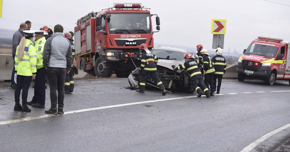 Frontálisan ütközött két autó Csíkrákos és Csíkmadaras között, egy személy a roncsok közé szorult